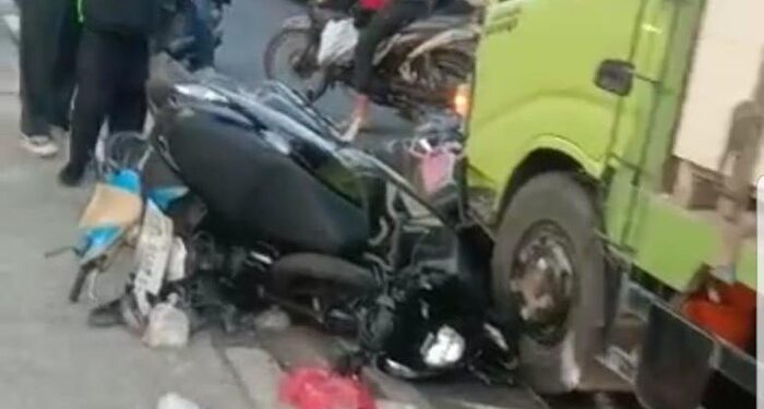 Truk Bermuatan Bata Tabrak 7 Motor di Jakarta Selatan