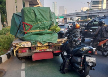 Kecelakaan Motor-Truk Tersendatkan Lalu Lintas di Jalan Gatot Subroto