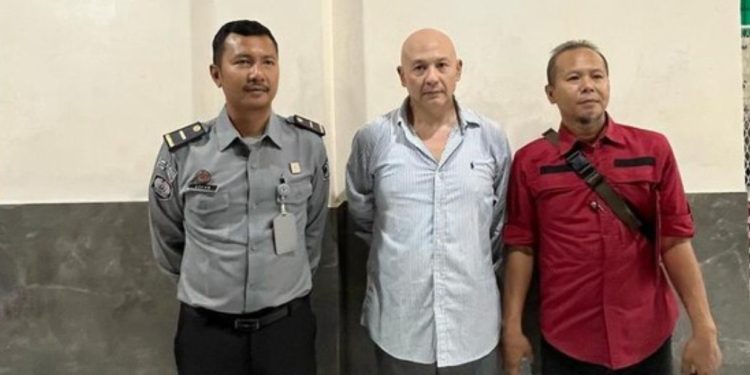 Penampakan Anak Bos Prodia Pembunuh ABG di Jaksel Diserahkan ke Jaksa