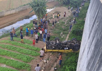 Truk Terjun di Tol Cibitung, 2 Orang Dilarikan ke RS