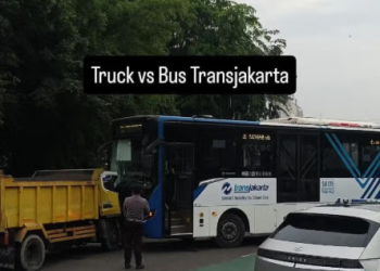 Kecelakaan Lalu Lintas: Bus Transjakarta Adu Banteng dengan Truk di Cideng, Sopir Luka
