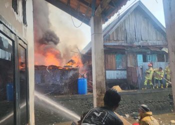 Diduga Akibat Korsleting Charger HP, 7 Rumah di Palembang Ludes Terbakar