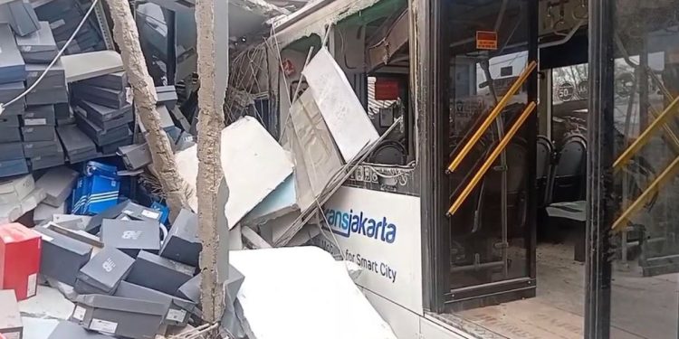 Bus Transjakarta Tabrak 4 Ruko di Pulogebang, 6 Orang Luka-luka