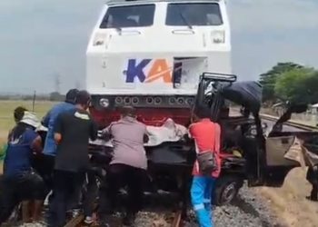 2 Orang Tewas Usai Pikap Tertabrak Kereta Tawang Jaya di Cirebon