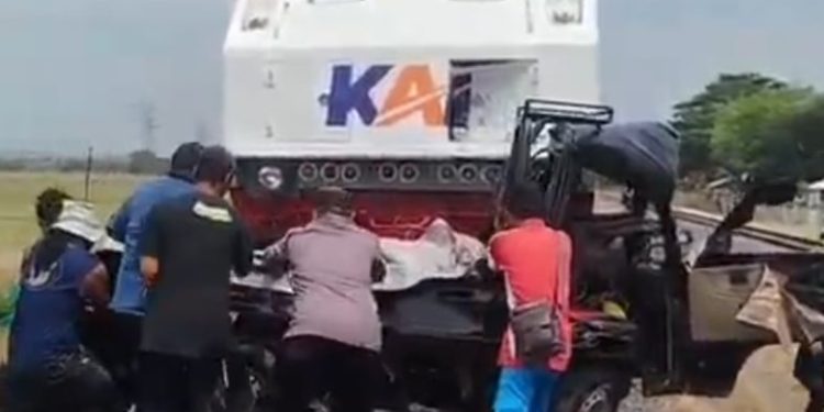 2 Orang Tewas Usai Pikap Tertabrak Kereta Tawang Jaya di Cirebon