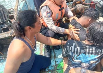 Perahu Nelayan Terbalik Dihantam Ombak, Empat Nelayan di Indramayu Selamat Berkat Aksi Cepat Polisi dan Warga