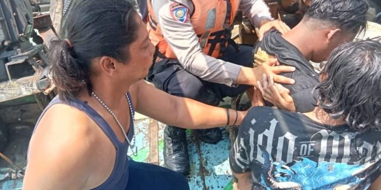 Perahu Nelayan Terbalik Dihantam Ombak, Empat Nelayan di Indramayu Selamat Berkat Aksi Cepat Polisi dan Warga