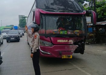Bus Medan Jaya dan Mobil Double Cabin Saling Hantam di Payung Sekaki, Diduga Kurang Fokus