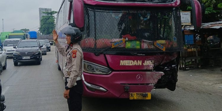 Bus Medan Jaya dan Mobil Double Cabin Saling Hantam di Payung Sekaki, Diduga Kurang Fokus