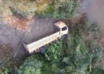 Sopir Diduga Kelelahan, Truk Muatan Pasir Terjun ke Bawah Jembatan Cisauk