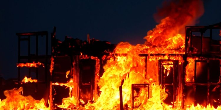 Kerugian Fantastis: Gudang Karpet di Tanjung Priok Ludes Terbakar, Ditaksir Capai Rp 2,5 Miliar