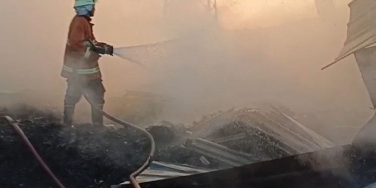 Kebakaran Hebat Landa Pabrik Tekstil di Karawang, Kerugian Ditaksir Miliaran Rupiah