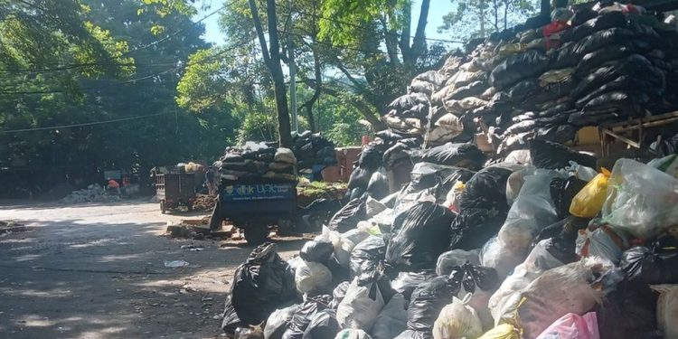 Darurat Sampah Bandung: Kuota Sarimukti Dipangkas, Tumpukan Sampah Memicu Bau Menyengat