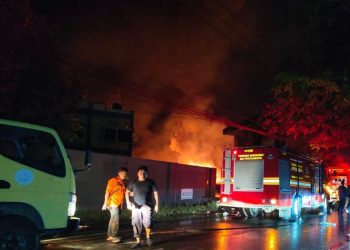 Butuh 8 Jam dan 50 Petugas: Kebakaran Pabrik Limbah Oli Karawang Berhasil Dipadamkan