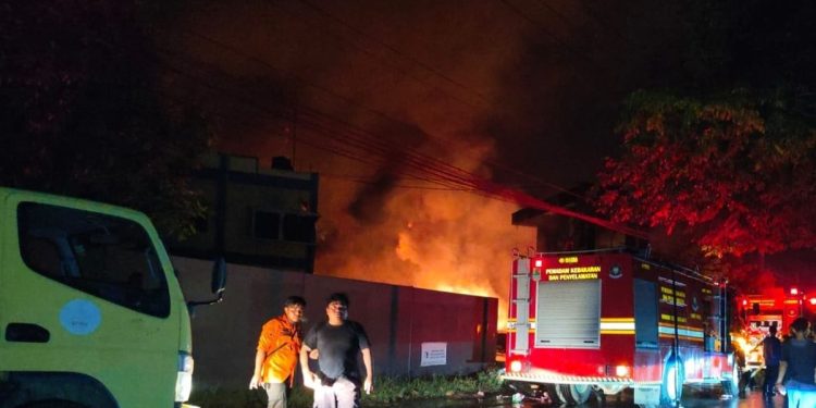 Butuh 8 Jam dan 50 Petugas: Kebakaran Pabrik Limbah Oli Karawang Berhasil Dipadamkan