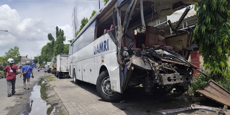 Kecelakaan Maut di Jembatan Suramadu: Bus Damri Tabrak Truk Gandeng, 2 Orang Tewas