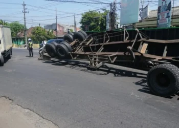 Truk Kontainer Terguling di Arteri Jombang, Lalu Lintas Tersendat Parah