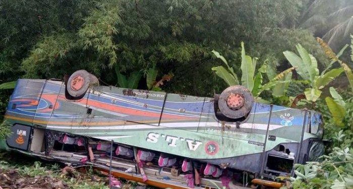 Kecelakaan Tunggal: Bus ALS Seruduk Warung dan Terbalik di Labusel, Lima Penumpang Terluka
