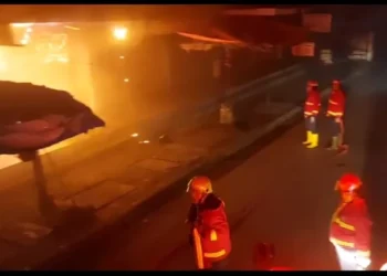 Tiga Toko di Blok A Pasar Raya Padang Hangus Dilalap Api: Kerugian Ditaksir Capai Rp1 Miliar