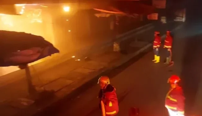 Tiga Toko di Blok A Pasar Raya Padang Hangus Dilalap Api: Kerugian Ditaksir Capai Rp1 Miliar