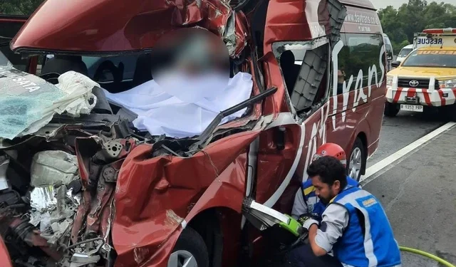 Kecelakaan Maut Mobil Travel Tabrak Truk di Tol Cipularang