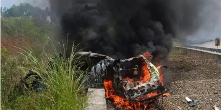 Tragedi di Tol Cisumdawu: Mahasiswa Unpad Tewas, Mobil Terbakar Hebat Usai Tabrak Pembatas Jalan