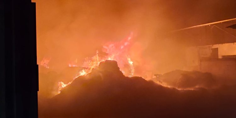 Kebakaran Hebat Landa Pabrik Kemasan Plastik di Pasar Kemis Tangerang, Tidak Ada Korban Jiwa
