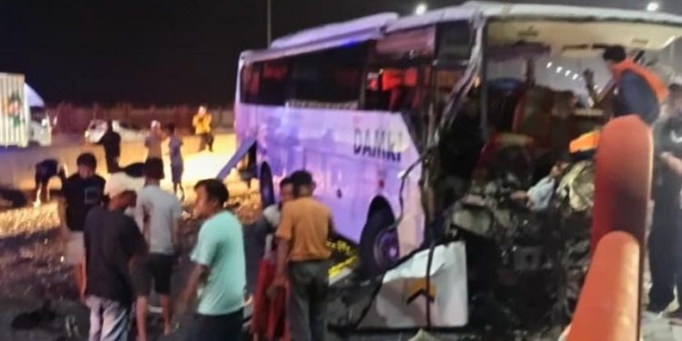 Bus Damri Seruduk Truk Gandeng Dini Hari, Sopir dan Kernet Tewas