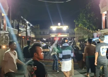 Puluhan Warga Serang Mapolres Lumajang, Dipicu Tewasnya Tersangka Kasus Pencurian Hewan