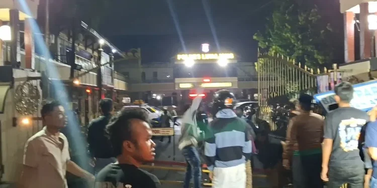 Puluhan Warga Serang Mapolres Lumajang, Dipicu Tewasnya Tersangka Kasus Pencurian Hewan