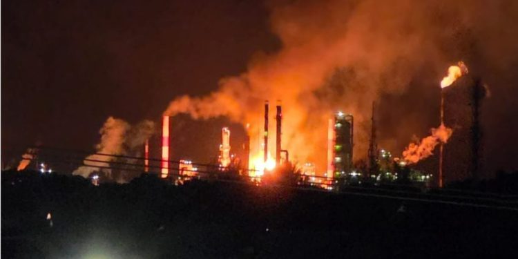 Kilang Minyak di Riau Terbakar Hebat, Warga Panik Menyelamatkan Diri