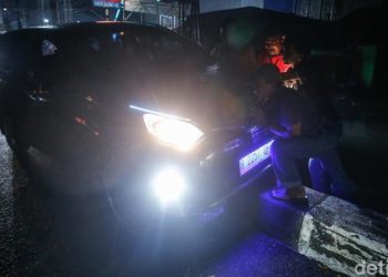 Lampu Jalan Mati, Sedan Nyangkut di Separator Beton Jalan Raya Bekasi