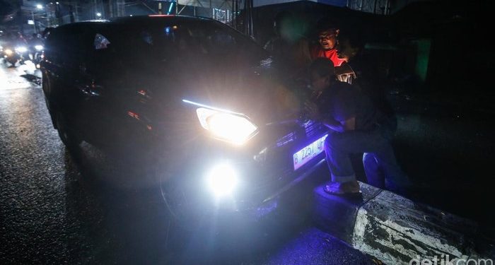 Lampu Jalan Mati, Sedan Nyangkut di Separator Beton Jalan Raya Bekasi