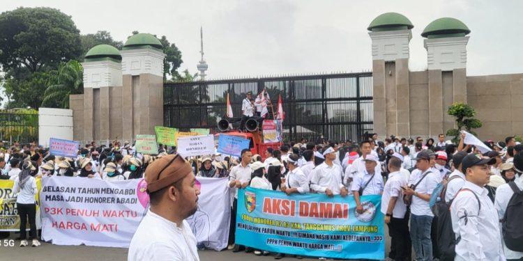 ANCAMAN MOGOK NASIONAL: Buruh Desak Kenaikan Upah Minimum 7,77% untuk 2026, Siap Hentikan Produksi di 5.000 Pabrik