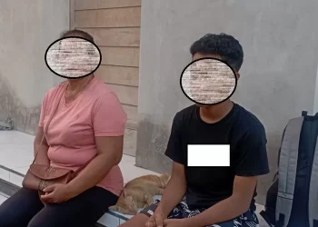 Korban penganiayaan dan perundungan oleh seorang oknum Kepala Lingkungan di Jembrana didampingi neneknya.