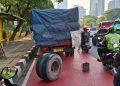 Truk Mengalami Gangguan di Jalan Gatot Subroto Jakarta Selatan Pagi Ini
