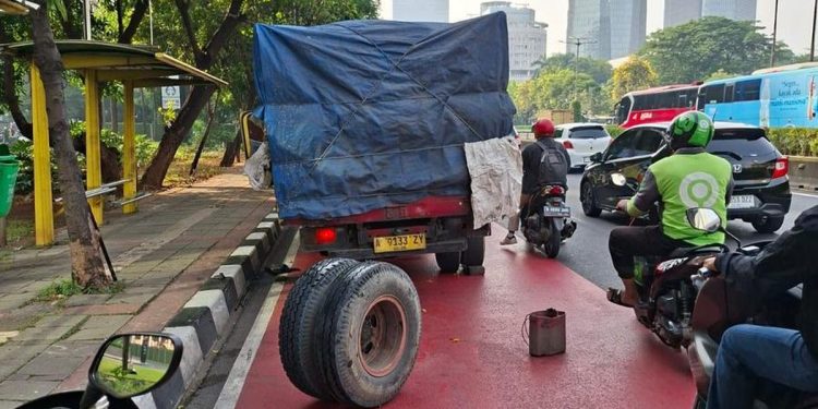 Truk Mengalami Gangguan di Jalan Gatot Subroto Jakarta Selatan Pagi Ini