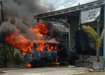 Mobil Kijang Terbakar Hebat Saat Diparkir di Tepi Jalan Wonogiri