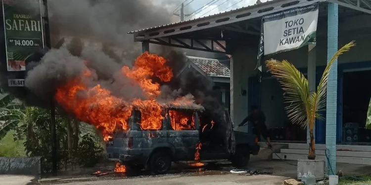 Mobil Kijang Terbakar Hebat Saat Diparkir di Tepi Jalan Wonogiri
