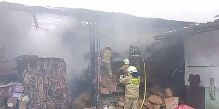 Gudang Kardus di Ciracas Kebakaran, Diduga Akibat Korsleting Listrik