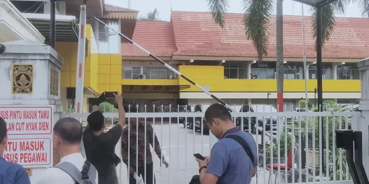 Pengembangan Kasus Korupsi: KPK Sita Bukti Penggeseran Anggaran Usai Geledah Kantor BPKAD Riau