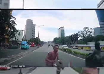 Viral di Medsos: Pria di Tanah Abang Sengaja Tabrakkan Diri ke Mobil, Polisi Ungkap Dugaan Gangguan Jiwa