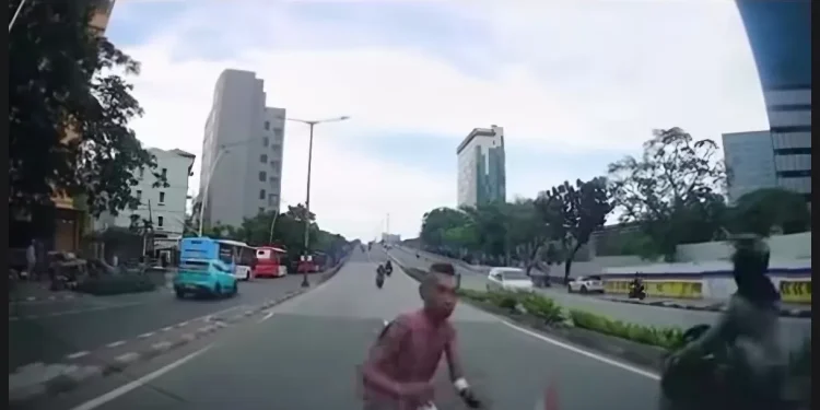 Viral di Medsos: Pria di Tanah Abang Sengaja Tabrakkan Diri ke Mobil, Polisi Ungkap Dugaan Gangguan Jiwa