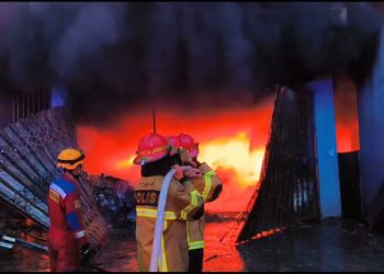 Kebakaran Hebat di Balikpapan: Dua Gudang Bahan Ludes, Satu Warga Luka Bakar