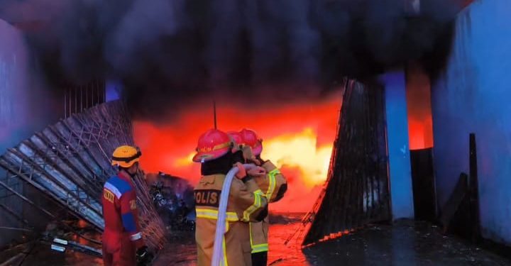 Kebakaran Hebat di Balikpapan: Dua Gudang Bahan Ludes, Satu Warga Luka Bakar