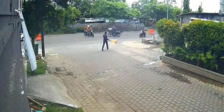 Aksi Heroik Karyawan di Bekasi: Lawan Perampok Bersenpi, Selamatkan Uang Tunai Rp450 Juta