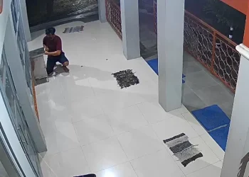 PENCURIAN KOTAK AMAL MASJID DI MEGALUH JOMBANG TEREKAM CCTV