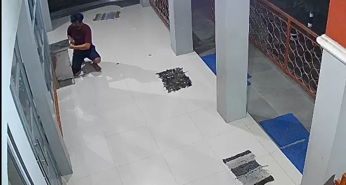 PENCURIAN KOTAK AMAL MASJID DI MEGALUH JOMBANG TEREKAM CCTV