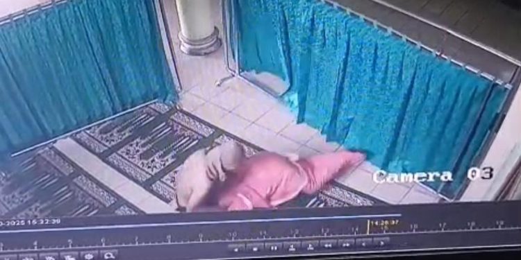 Keji! Pria di Lampung Aniaya dan Lecehkan Perempuan saat Salat di Masjid, Aksi Terekam CCTV