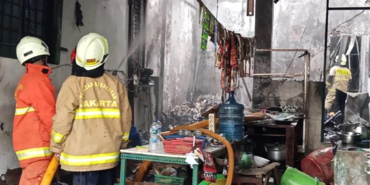 Kebocoran Gas Diduga Pemicu Kebakaran Rumah di Kapuk Muara, Gulkarmat Jakut Kerahkan 60 Personel